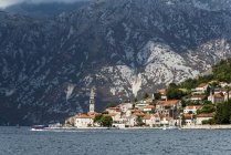 Baía de Kotor com edifícios na cidade de Perast ao longo da costa; Perast, município de Kotor, Montenegro — Fotografia de Stock