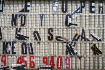 Señal de mensaje con letras y números confusos; Rockwood, Ontario, Canadá - foto de stock