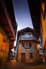 Alte steinerne Gebäude und alte Kopfsteinpflasterstraßen beleuchtet in der Dämmerung, dolonne, in der Nähe von courmayeur, Aosta-Tal, Italien — Stockfoto