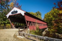 Swift River cubrió un puente en una carretera en otoño, White Mountains National Forest; Conway, New Hampshire, Estados Unidos de América - foto de stock