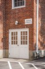 Portas em uma parede de tijolo de um prédio da igreja com sinal acima lendo 'Church Entrance'; Connecticut, Estados Unidos da América — Fotografia de Stock