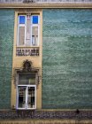 Um edifício com tijolo verde e janelas com decoração ornamentada; Belgrado, Vojvodina, Serbiade — Fotografia de Stock
