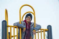 Retrato de um menino brincando em equipamentos de playground — Fotografia de Stock