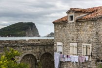 Corde à linge devant une vieille maison en pierre le long de la côte de la mer Adriatique ; Budva, Opstina Budva, Monténégro — Photo de stock
