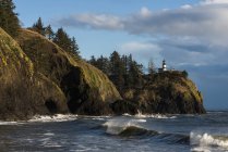 Wellen brechen am Kap Enttäuschung an der Mündung des Columbia River; ilwaco, washington, Vereinigte Staaten von Amerika — Stockfoto