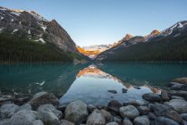 Nascer do sol no Lago Louise, nas Montanhas Rochosas, Banff National Park; Lago Louise, Alberta, Canadá — Fotografia de Stock