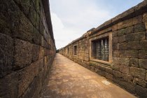 Murs et couloir dans le Quadrangle Sud, Complexe du Temple Vat Phou, Champasak, Laos — Photo de stock
