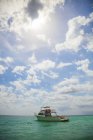 Barco de buceo bajo cielo abierto en aguas tropicales; Negril, Jamaica - foto de stock