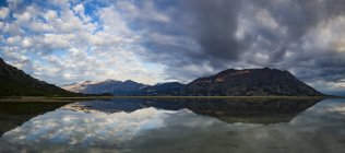 Mountains in the St. Elias range reflected in a tranquil lake, Kluane National Park and Reserve; Destruction Bay, Yukon, Canada — Stock Photo