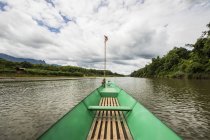 Boot auf dem Nam Khan Fluss; luang prabang, laos — Stockfoto