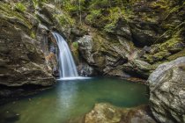 Bingham Falls com folhagem nas rochas acidentadas, Green Mountains; Stowe, Vermont, Estados Unidos da América — Fotografia de Stock