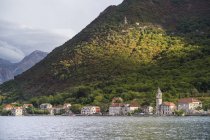 Una ciudad a lo largo de la costa de la Bahía de Kotor; Montenegro - foto de stock
