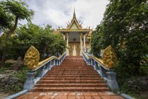 Entrée du temple, Wat Samrong Knong ; Battambang, Cambodge — Photo de stock
