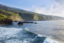 La côte accidentée de Kipahulu ; Maui, Hawaï, États-Unis d'Amérique — Photo de stock