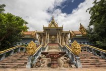 Низький кут зору Темпель, Wat Samrong Knong; Залишає, Камбоджа — стокове фото