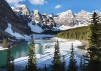 Nenhuma neve e gelo no Lago Moraine com neve nas Montanhas Rochosas perto do Lago Louise, Banff National Park; Alberta, Canadá — Fotografia de Stock