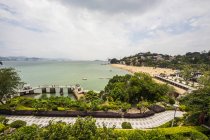 Playa a lo largo de Kulangsu, un histórico asentamiento internacional; Xiamen, Fujian, China - foto de stock