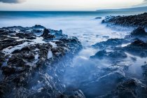 Larga exposición de piscinas de marea a lo largo de la costa y una vista del Océano Pacífico; Makawao, Maui, Hawaii, Estados Unidos de América - foto de stock