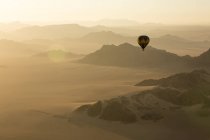 Balade en montgolfière au-dessus des dunes de sable dans le désert du Namib au lever du soleil ; Sossusvlei, région de Hardap, Namibie — Photo de stock