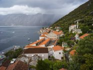 Case e barche lungo la baia di Kotor; Perast, Montenegro — Foto stock