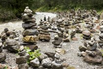 Numerosas esculturas de pedra empilhadas ao longo de uma margem de rio; Grainau, Baviera, Alemanha — Fotografia de Stock