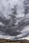 Dunkle Wolken über Klickitat County mit Windrädern auf den Hügeln; Maryhill, Washington, Vereinigte Staaten von Amerika — Stockfoto