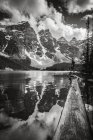 Cime aspre delle Montagne Rocciose riflesse in un lago nel Banff National Park, Alberta, Canada — Foto stock