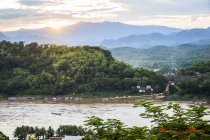 Vista del río Mekong desde el Monte Phousi; Luang Prabang, Laos - foto de stock
