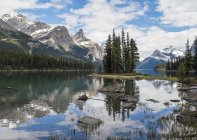Isola di spirito a Maligne Lake, Jasper National Park; Alberta, Canada — Foto stock