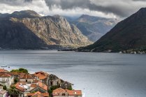 Bahía de Kotor; Perast, Opstina Kotor, Montenegro - foto de stock