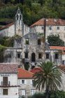 Antiguos edificios de piedra en Perast frente a la bahía de Kotor; Perast, municipio de Kotor, Montenegro - foto de stock