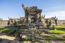 Разрушенный храм Гопура III, Храм Преах Вихеар; Преах Вихеар, Камбоджа — стоковое фото