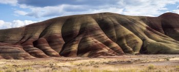 Camadas coloridas de minerais são expostas no John Day Fossil Beds National Monument; Mitchell, Oregon, Estados Unidos da América — Fotografia de Stock