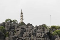 Pagoda junto al río Ngo Dong; Tam Coc, Ninh Binh, Vietnam - foto de stock