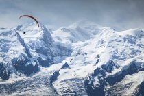Un parapente sobrevolando el Monte Blanc en verano, Alpes; Chamonix-Mont-Blanc, Alta Saboya, Francia - foto de stock