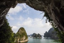 Пещера Сон Сот, бухта Ха Лонг; Куанг Нин, Вьетнам — стоковое фото