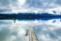 Nubes reflejadas en las tranquilas aguas del océano frente a la costa de Tofino, Isla Vancouver; Tofino, Columbia Británica, Canadá - foto de stock