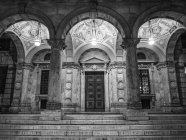 Détail architectural d'un bâtiment avec des piliers et trois dômes au plafond avec des œuvres d'art et des lumières ; Budapest, Budapest, Hongrie — Photo de stock