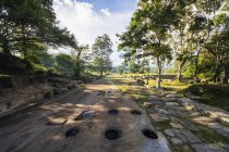 Buracos na calçada laterita, Templo Preah Vihear; Preah Vihear, Camboja — Fotografia de Stock