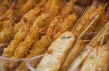 Primer plano vista de tradicional asiático sabroso pescado frito - foto de stock