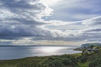 Sonnenlicht erhellt Wolken und reflektiert das ruhige Meer entlang der Küste Schottlands, Dornoch Firth; balintore, Schottland — Stockfoto