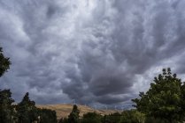 Темні хмари Ткацький верстат над Klickitat повіту з вітрових турбін на пагорбах; Maryhill, Вашингтон, Сполучені Штати Америки — стокове фото