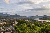 Вид на реку Мей с горы Пхуси; Луанг Банг, Луанг Банг, Лаос — стоковое фото