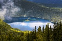 Lago alpino visto de cima e emoldurado com encostas de montanha cobertas de árvores; Grainau, Baviera, Alemanha — Fotografia de Stock