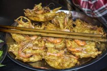 Vue rapprochée de traditionnel asiatique frits crevettes gâteaux — Photo de stock
