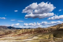 Las nubes flotan sobre la Unidad de Colinas Pintadas del Monumento Nacional de Camas Fósiles John Day; Mitchell, Oregon, Estados Unidos de América - foto de stock