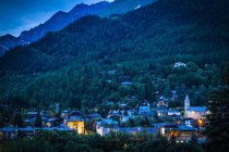 Vista del centro de Courmayeur y las montañas al atardecer; Courmayeur, Valle de Aosta, Italia - foto de stock
