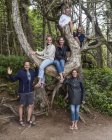 Семейный портрет с четырьмя дочерьми на дереве на острове Ванкувер, Ускюелет, Британская Колумбия, Канада — стоковое фото