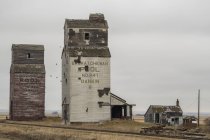 Elevadores de grãos abandonados em Saskatchewan rural; Saskatchewan, Canadá — Fotografia de Stock