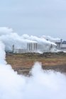 Дивлячись через steamy, місячний ландшафт по відношенню до Reykjanes електростанції; Ісландія — стокове фото